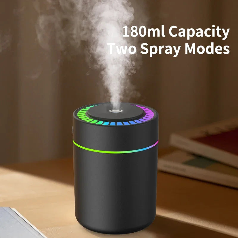 „Umidificator și difuzor de arome 180 ml cu alimentare USB Type-C. Ideal pentru casă, birou sau mașină, oferă pulverizare continuă sau intermitentă, oprire automată, lumină LED multicoloră și design compact. Perfect pentru aromaterapie, relaxare și un aer