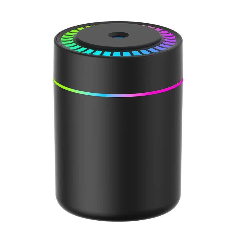 „Umidificator și difuzor de arome 180 ml cu alimentare USB Type-C. Ideal pentru casă, birou sau mașină, oferă pulverizare continuă sau intermitentă, oprire automată, lumină LED multicoloră și design compact. Perfect pentru aromaterapie, relaxare și un aer